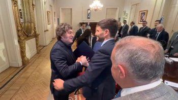 asi fue el saludo de milei con algunos gobernadores y su gabinete en casa rosada asi fue el saludo de milei con algunos gobernadores y su gabinete en casa rosada
