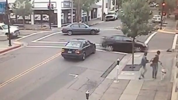 Perro guía salva a sus entrenadores de ser atropellados por un auto