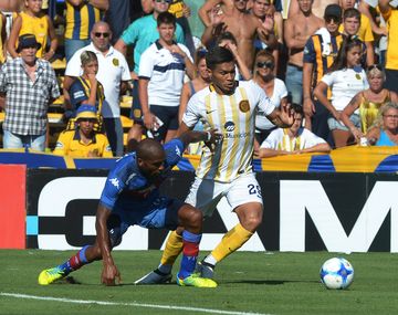 La lucha de Teo Gutiérrez con el defensor Pablo Lima