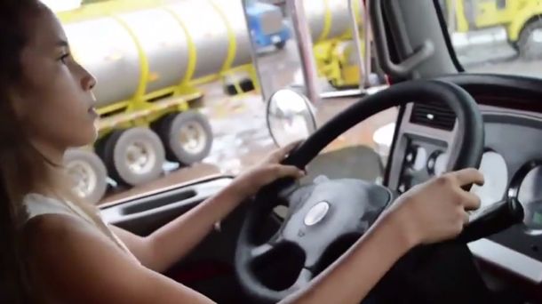 Mirá cómo una niña de 12 años maneja un camión con acoplado