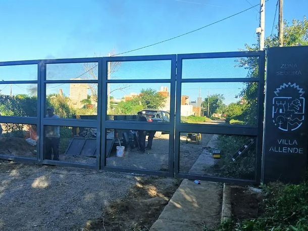 Así son los portones nocturnos contra la inseguridad que generan polémica en una ciudad de Córdoba