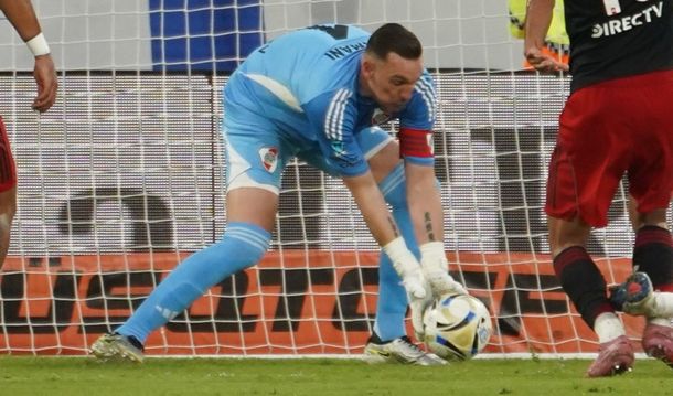 Por qué Franco Armani salió en el entretiempo de Vélez vs. River