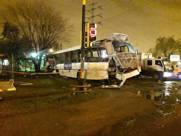 Un tren arrolló un colectivo en Mariano Acosta: un muerto y 15 heridos. Foto @MeliMonti