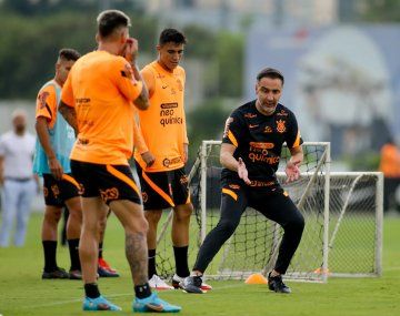 El DT de Corinthians dio positivo de Covid-19 y varios jugadores tienen síntomas 