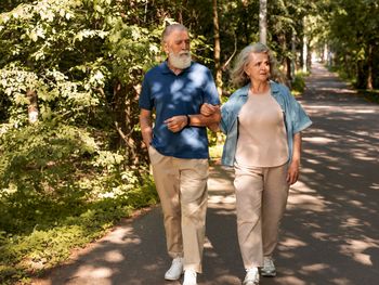 Caminar de noche después de cenar podría extender la vida, según Harvard.
