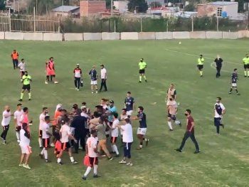 Piñas entre jugadores y allegados en el Ascenso
