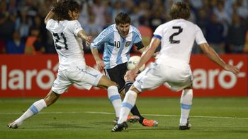 el ultimo argentina-uruguay en mendoza: goleada y una joyita de messi el ultimo argentina-uruguay en mendoza: goleada y una joyita de messi