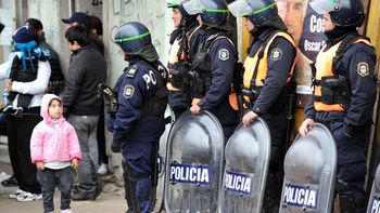ahora los reclamos salariales llegan a la policia bonaerense ahora los reclamos salariales llegan a la policia bonaerense