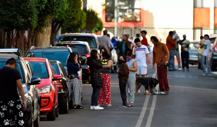 Susto en México por un fuerte terremoto: habitantes evacuaron edificios