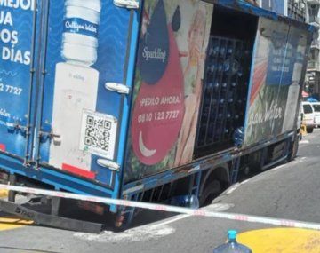 Impresionante bache: cedió el asfalto en avenida Córdoba y un camión quedó atascado