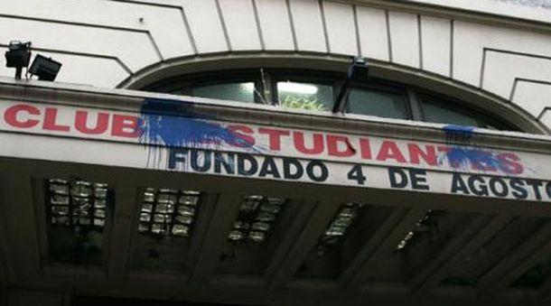 Se calienta la previa del clásico platense: atacaron la sede de Estudiantes