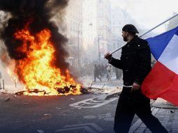 primera noche de toque de queda en paris y otras ciudades para intentar contener las protestas en toda francia