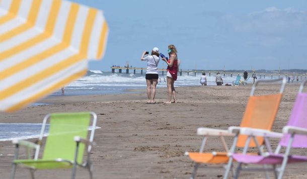 Ante la multitud en las playas, recuerdan que el coronavirus también se transmite al aire libre