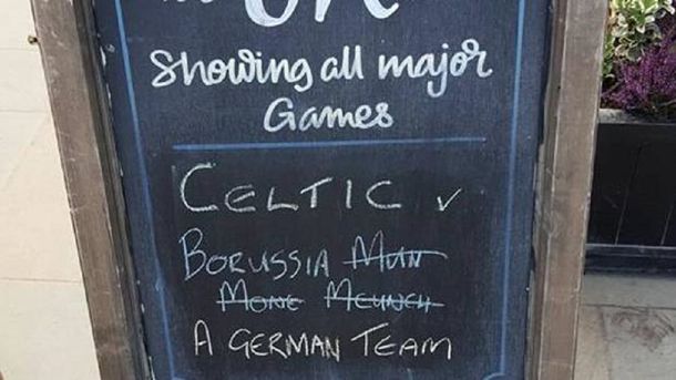 El pizarrón de un bar es furor en las redes sociales ante la visita del Borussia Monchengladbach al Celtic de Escocia
