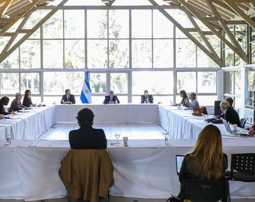 Alberto Fern&aacute;ndez recibi&oacute; al comit&eacute; de especialistas para ver c&oacute;mo sigue el aislamiento social