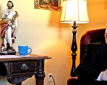 Encuentran a un cura teniendo sexo en un cementerio