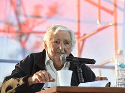 El expresidente José Mujica volvió a cuestionar el plebiscito del PIT-CNT, al considerarlo un terremoto contra la Constitución. El expresidente José Mujica volvió a cuestionar el plebiscito del PIT-CNT, al considerarlo un terremoto contra la Constitución.