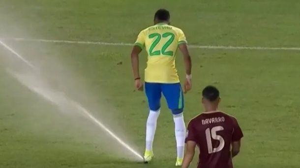 Insólito momento en Venezuela: prendieron los regadores en el final y estalló Brasil