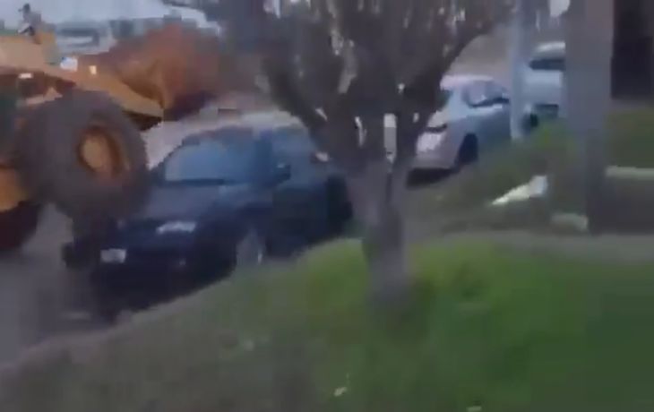 Dantesca escena que dejó un borracho al festejar la victoria de la Selección Argentina con una retroexcavadora Dantesca escena que dejó un borracho al festejar la victoria de la Selección Argentina con una retroexcavadora