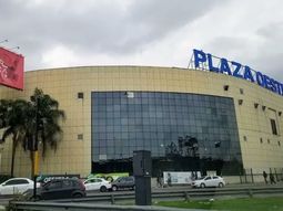 Video: se derrumbó el techo del shopping Plaza Oeste