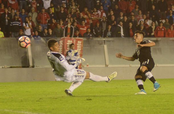 Ezequiel Barco le marca al Deportes Iquique por la Copa Sudamericana