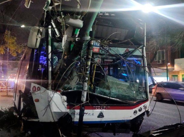 Accidente en Villa Urquiza: un colectivo chocó contra un poste y cinco pasajeros resultaron heridos