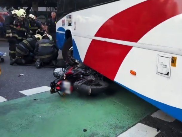 Video: impresionante choque entre una moto y un colectivo