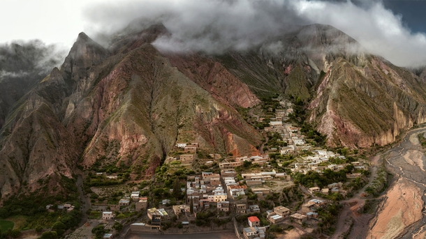 El pueblo de Salta colgado de una montaña 