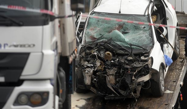 Un auto chocó contra un camión estacionado en Quilmes: tres adolescentes murieron