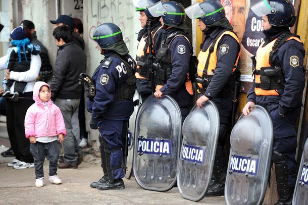 Ahora los reclamos salariales llegan a la Policía Bonaerense