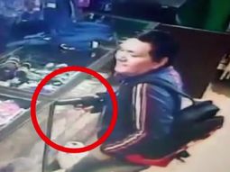 video: robo a mano armado a metros de una comisaria video: robo a mano armado a metros de una comisaria