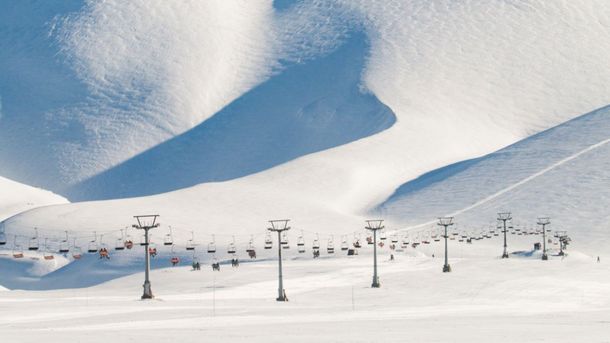 Los visitantes pueden realizar esquí en Corralco durante la temporada invernal. Los visitantes pueden realizar esquí en Corralco durante la temporada invernal.