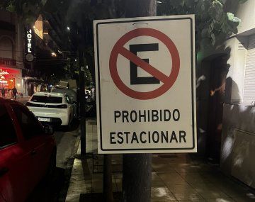 Recoleta: vecinos colocan falsos carteles de prohibido estacionar para tener exclusividad
