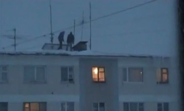 Se tiran desde el techo de un edificio a una pila de nieve