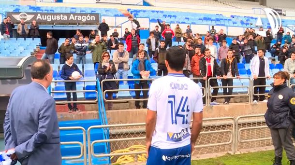 Un futbolista argentino recibió insultos en la presentación de su nuevo club