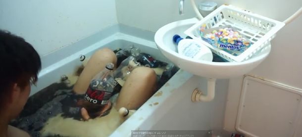 Mezcló Coca-Cola con mentos y se metió a la bañera: mirá el experimento explosivo