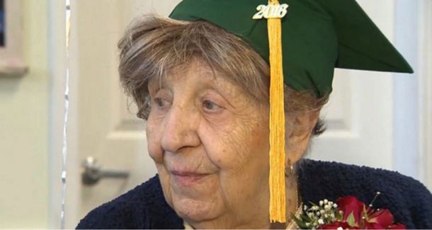 Tiene 100 años y se recibió de la escuela secundaria gracias a la ayuda de su familia