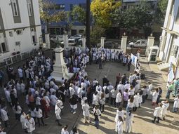 Abrazo al Hospital Gutiérrez para pedir seguridad edilicia