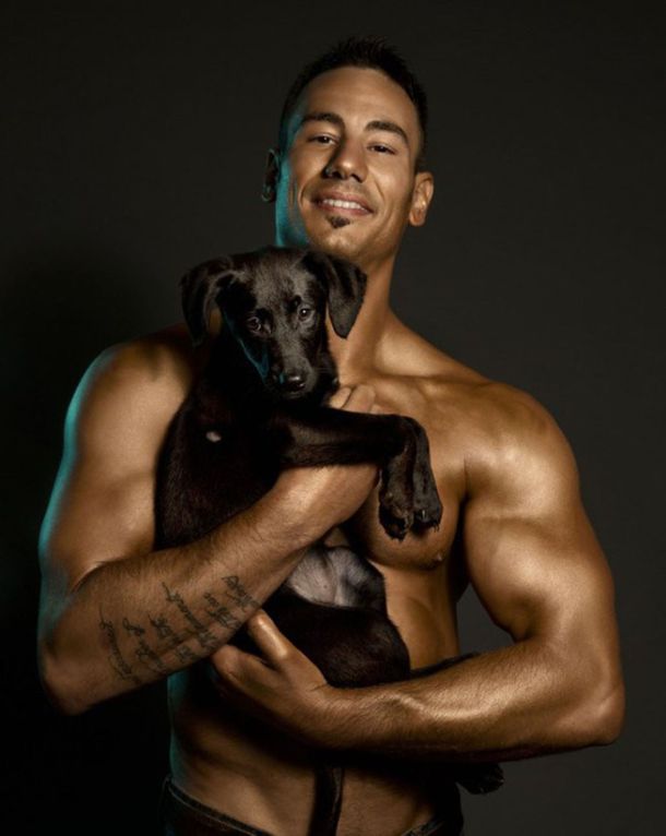 ¡Que cachorritos! Modelos posan junto a perros rescatados para juntar fondos