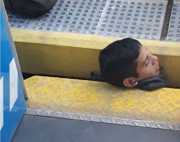 Un chico quedó atrapado entre la estación y el tren