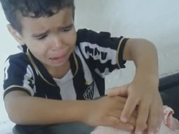 ¿es vegano? un nene le pide por favor a la madre que no corte el pollo ¿es vegano? un nene le pide por favor a la madre que no corte el pollo