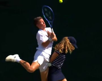 Choque en Wimbledon: una tenista se llevó puesta a una alcanzapelotas