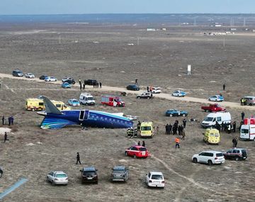 Así fue el dramático rescate de sobrevivientes del avión que se estrelló en Kazajistán