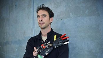 un hombre manco fabrica su propia mano con una impresora 3d un hombre manco fabrica su propia mano con una impresora 3d