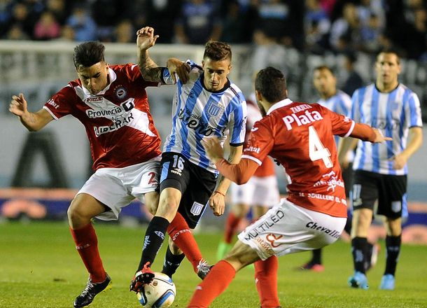 Racing superó a Argentinos agónicamente en el Cilindro