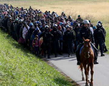 Unos 2.000 refugiados escapan de centro de acogida esloveno para ir a Austria