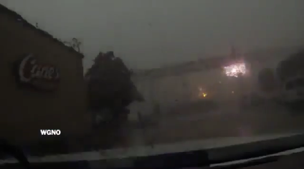 Por los fuertes vientos, un tren cayó desde un puente en Nueva Orleans