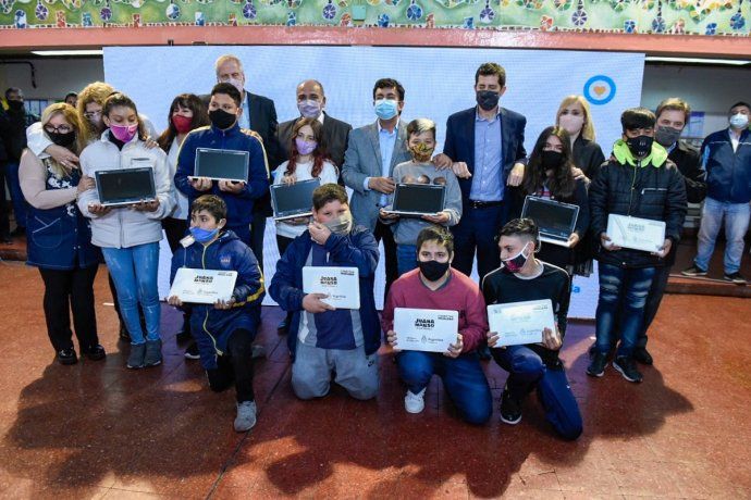 Fernando Espinoza: Entregar netbooks es un gran paso para el futuro de nuestros jóvenes y de nuestro país