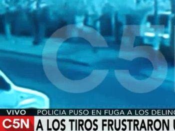 VIDEO: Impresionante tiroteo cuerpo a cuerpo entre un policía y un ladrón