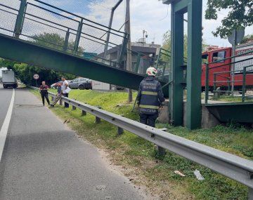 Video: así se derrumbó parte de un puente peatonal sobre la av. General Paz